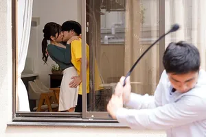 Cô giáo đến thăm cậu học trò nghỉ học thì bị bố cậu ta chuốc thuốc kích dục