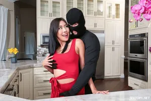 Trú mưa ở nhà cấp trên chung công ty, tôi không chịu được khi nhìn thấy bộ ngực ấy