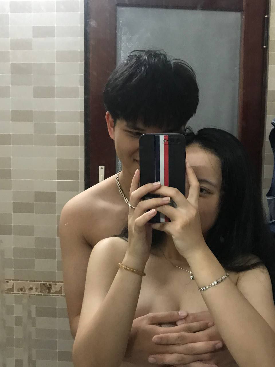 Gạ gẫm anh họ quan hệ sau khi tự sướng trong toilet